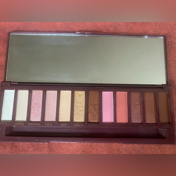 ❌❌❌SOLD❌❌❌Brand new urban decay eyeshadow palette - Picture 3 of 3